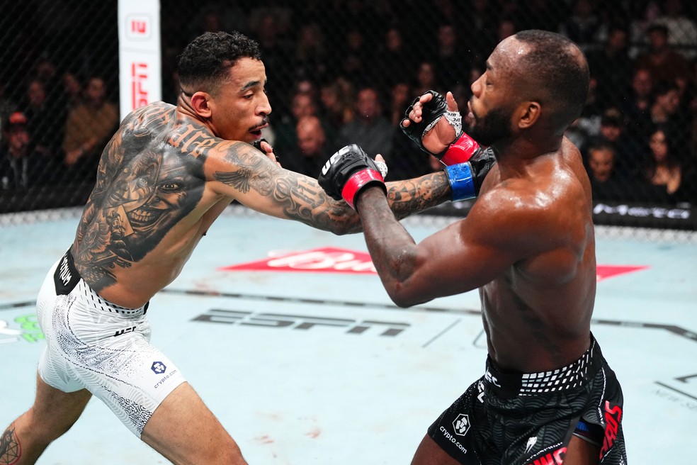 Carlos Prates venceu Leon Edwards por nocaute no segundo round — Foto: Jeff Bottari/Zuffa LLC