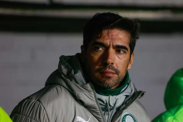 Abel critica eficácia, mas elogia garra do Palmeiras em virada importante.
