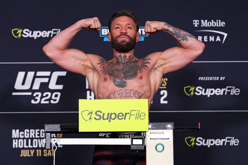 UFC 329: McGregor e Holloway passam pela balança e confirmam luta