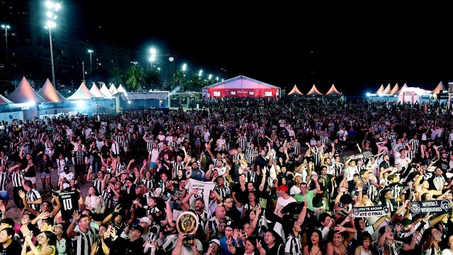 Torcedores do Botafogo comemoram o gol de Igor Jesus na Fan Zone da Copa do Mundo de Clubes de Copacabana