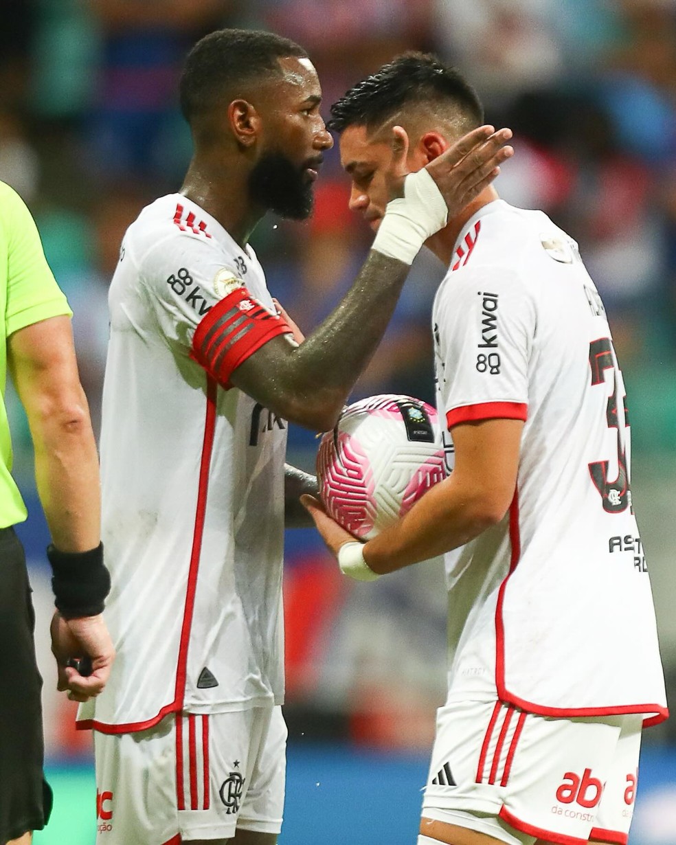 Gerson entrega a bola para Alcaraz bater o pênalti