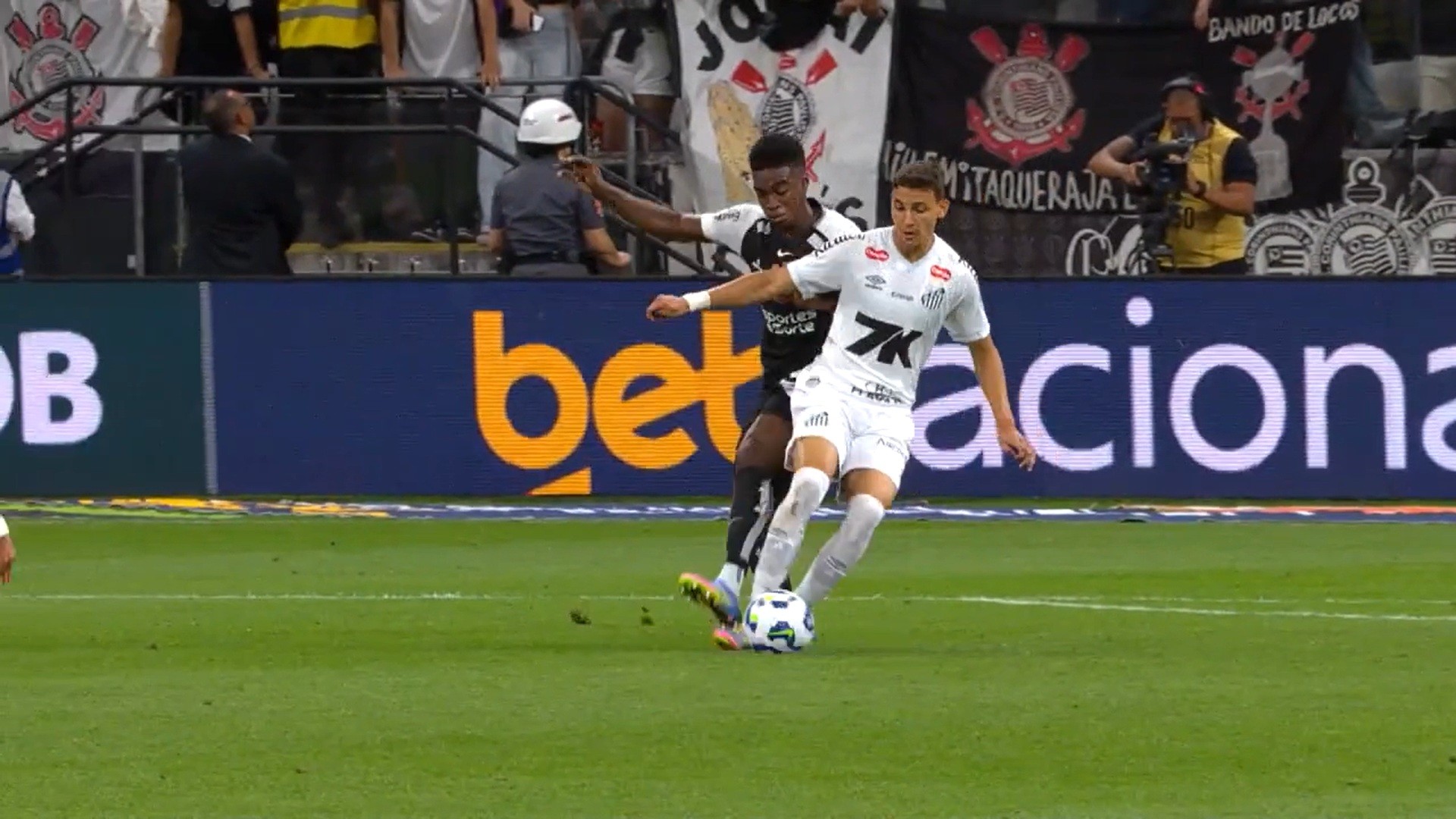 Cbf analisa toque embaixo e tranco nas costas em gol anulado do Corinthians