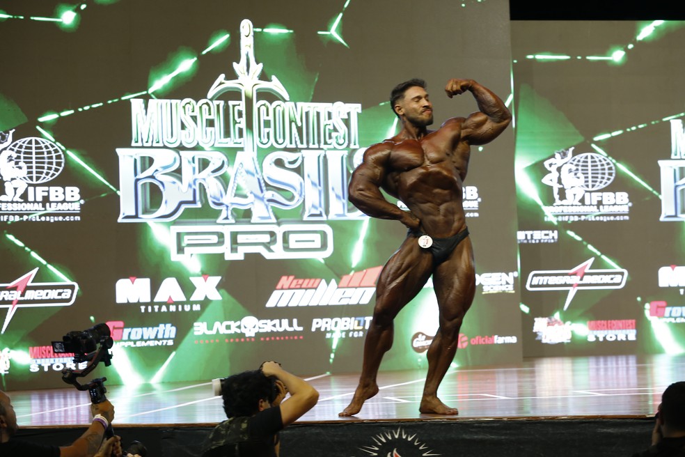 Ramon Dino em apresentação nas finais da Classic Physique do Mr. Olympia Brasil 2024 — Foto: Gustavo Tilio