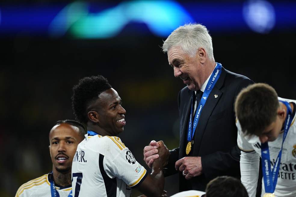 Ancelotti cumprimenta Vini Jr., na entrega das medalhas ao Real Madrid, campeão da Champions League 2023/24 — Foto: Jose Breton/Pics Action/NurPhoto via Getty Images