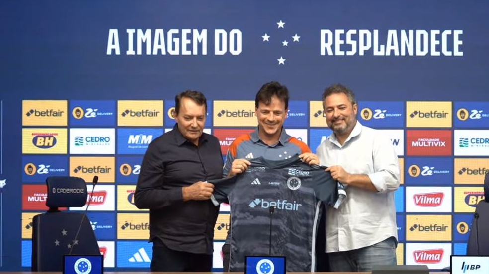 Fernando Diniz é apresentado no Cruzeiro Pedrinho pedro Lourenço — Foto: Reprodução
