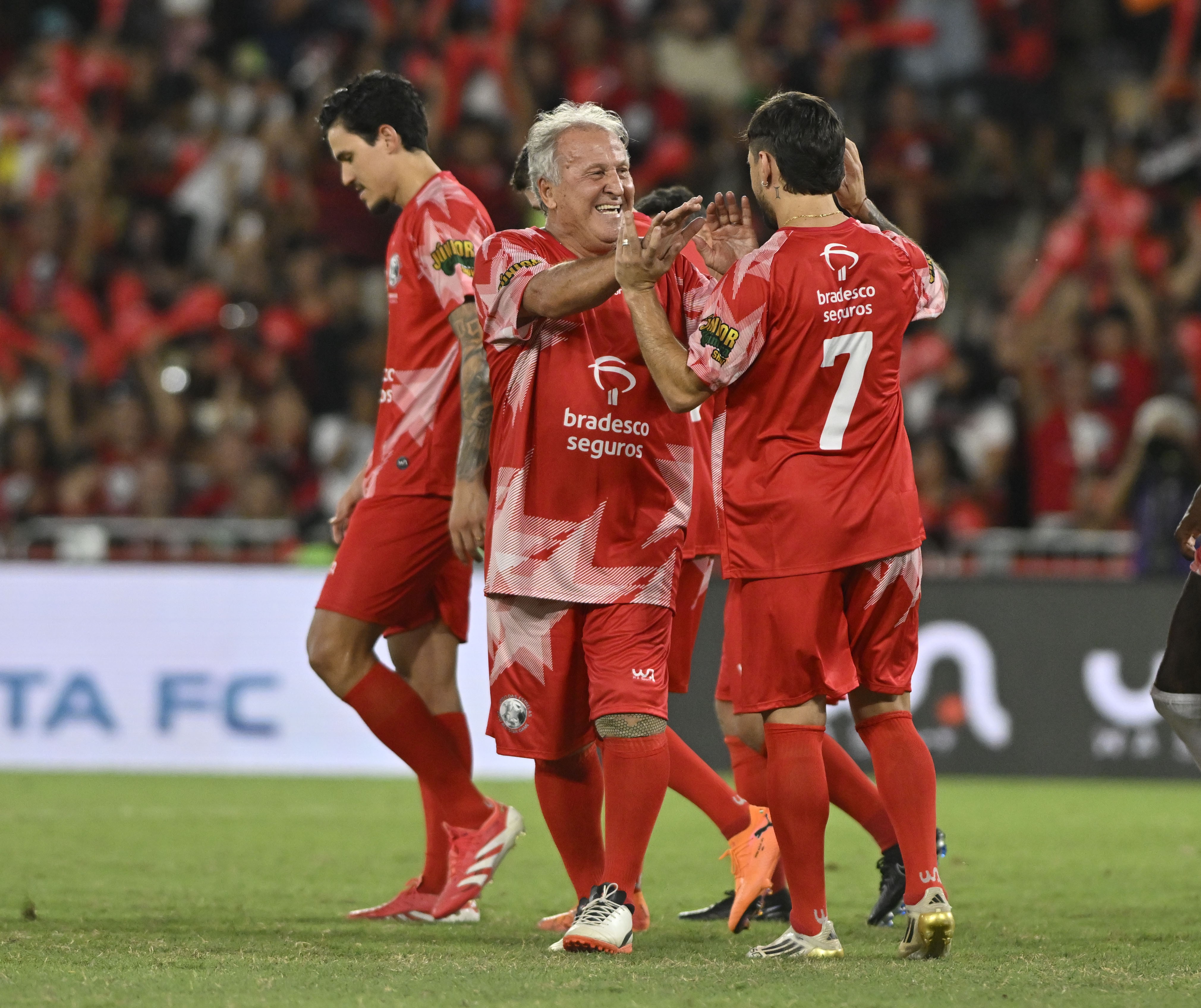 Bicicleta de Pedro e jogadas de Zico em destaque: veja os lances do emocionante Jogo das Estrelas