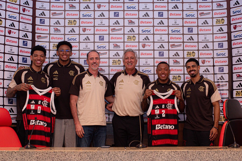 Didi Louzada e Yago dos Santos ao lado de Demétrius Ferracciú na apresentação