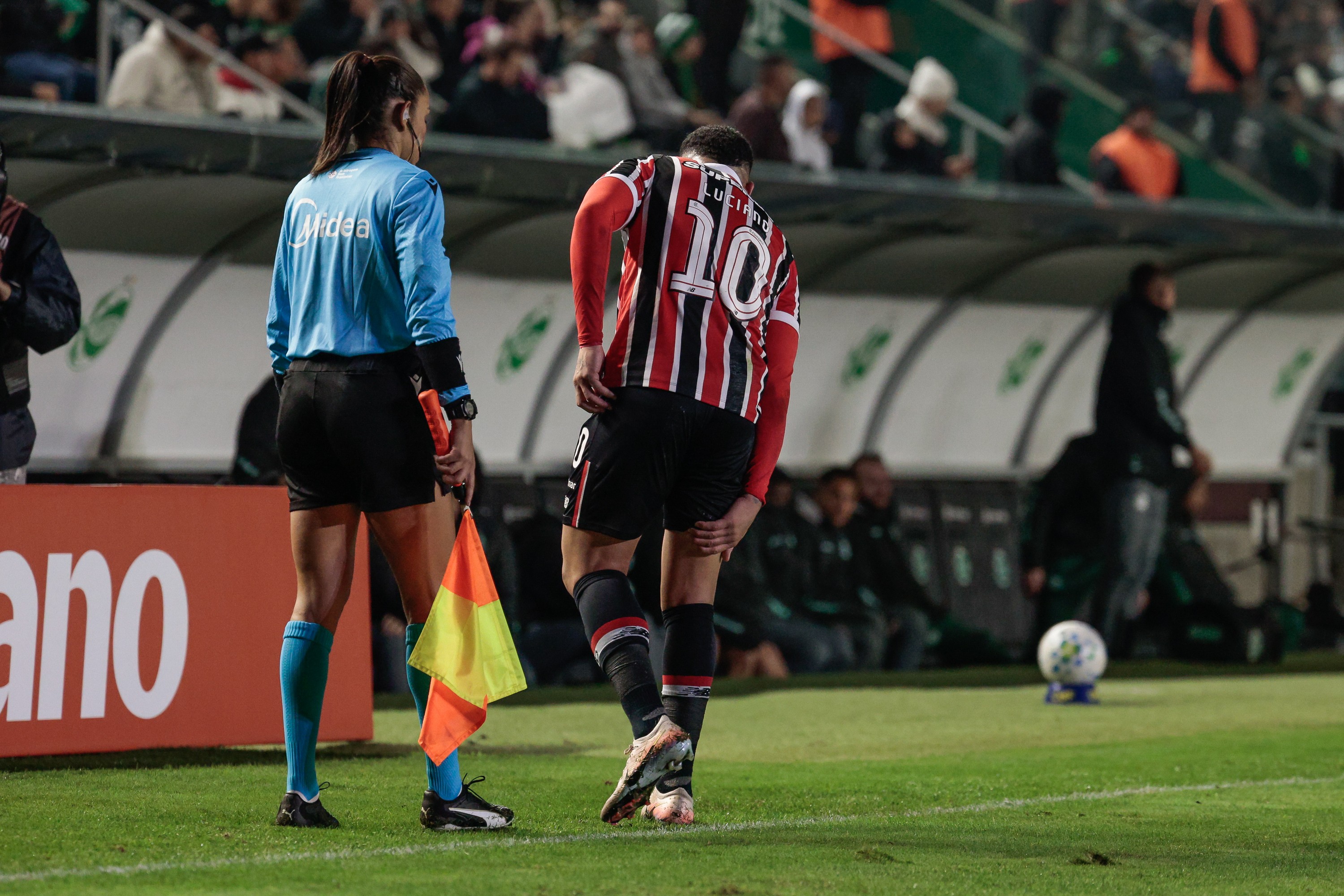 Luciano sente dores na coxa direita, é substituído e preocupa o São Paulo