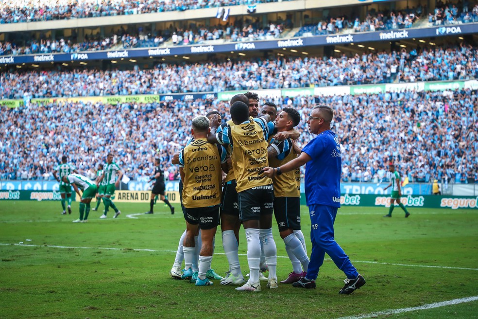 Dodi comemora gol de Diego Costa em título do Grêmio — Foto: Lucas Uebel/Grêmio