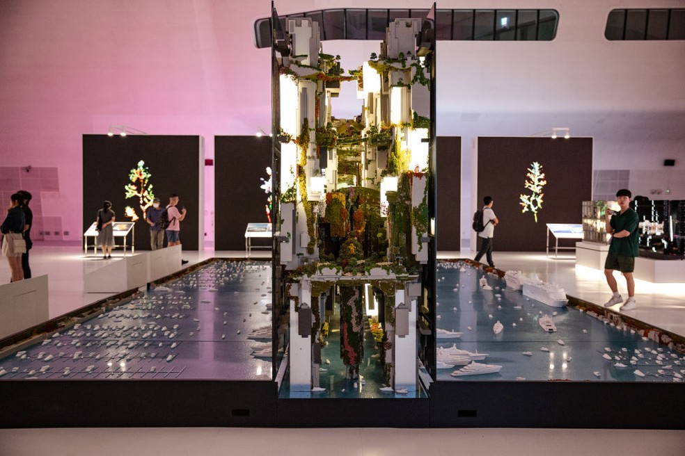 Maquete do projeto de cidade vertical do Neom exposta em Seul, na Coreia do Sul — Foto: Chris Jung/NurPhoto via Getty Images