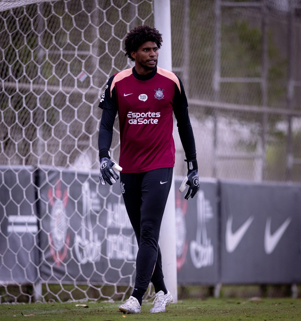 Hugo Souza em treino do Corinthians nesta quarta-feira — Foto: Rodrigo Coca/Ag Corinthians