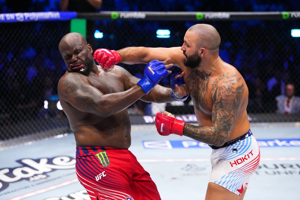 Josh Hokit venceu Derrick Lewis por nocaute técnico no segundo round — Foto: Jeff Bottari/Zuffa LLC