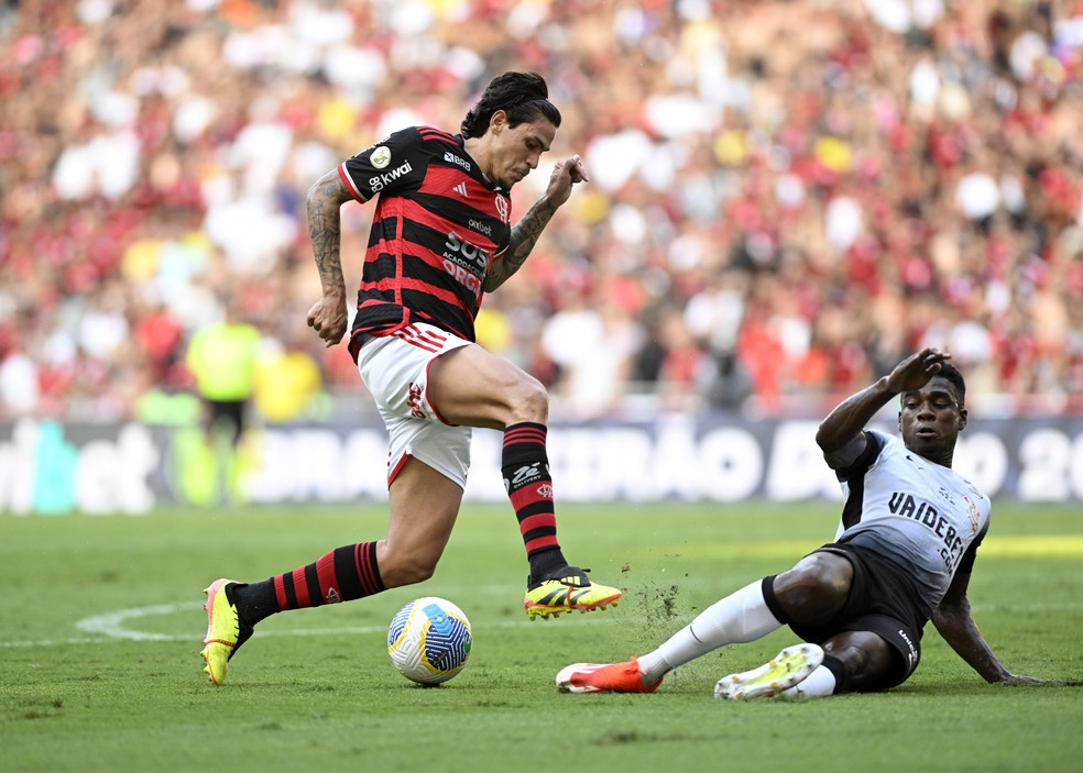 Félix Torres levou drible de Pedro antes de Corinthians sofrer gol do Flamengo  — Foto: André Durão
