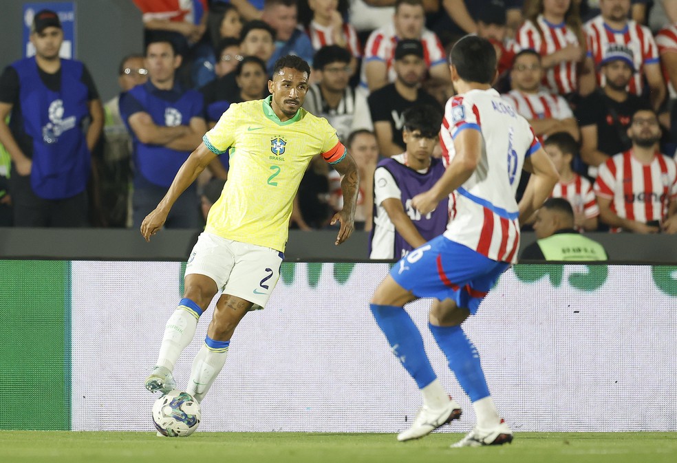 Danilo, capitão da Seleção, na partida entre Brasil e Paraguai — Foto: Rafael Ribeiro / CBF