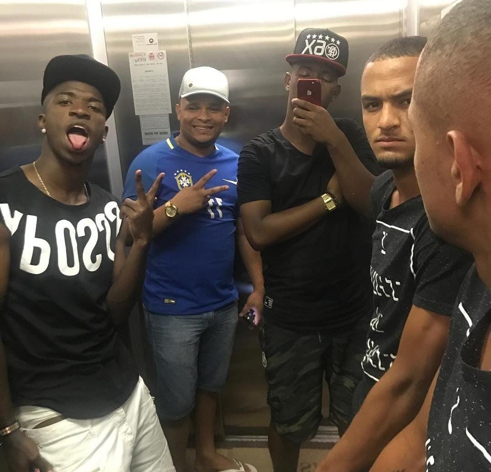 Leandrinho, Vini Jr e amigos na época em que atuavam juntos no Flamengo — Foto: Arquivo Pessoal