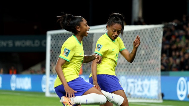 Kerolin e Ary Borges comemoram com dancinha em homenagem a Marta o primeiro gol do Brasil na Copa do Mundo Feminina