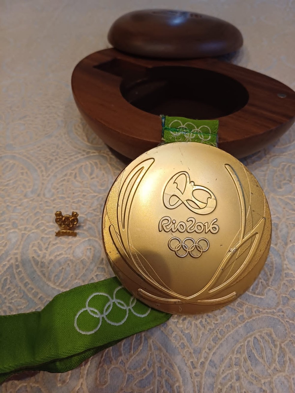 Medalha de ouro conquistada pelo Brasil no futebol da Rio-2016 está à venda — Foto: Divulgação