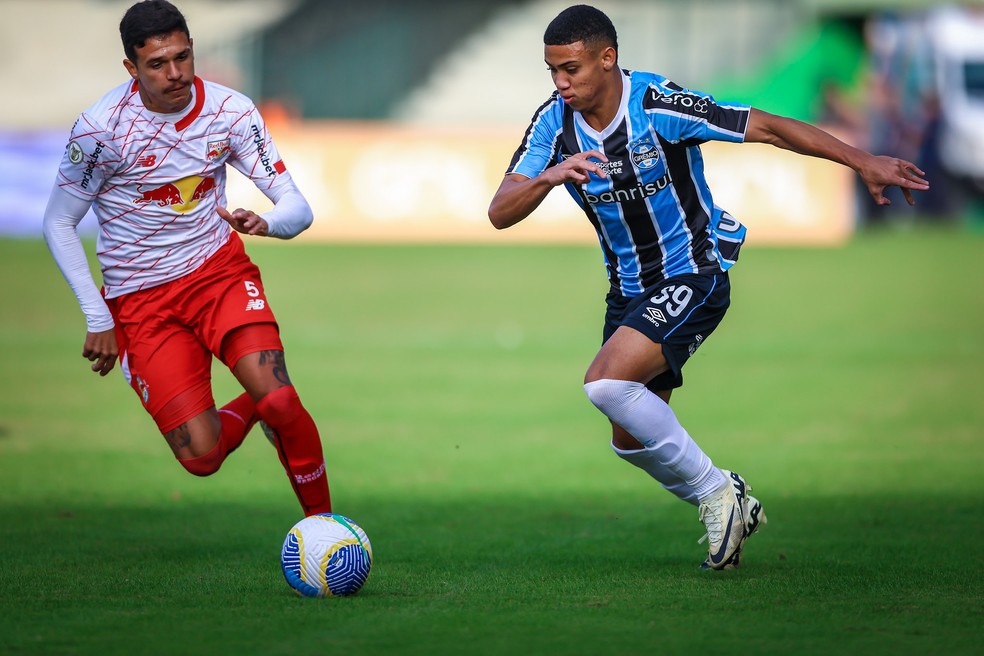 Gustavo Nunes, atacante do Grêmio, levou terceiro amarelo contra o Bragantino — Foto: Lucas Uebel/Grêmio