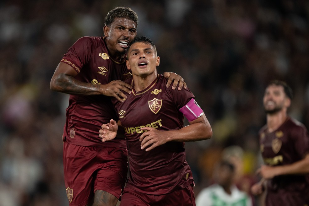 Thiago Silva comemora gol pelo Fluminense.