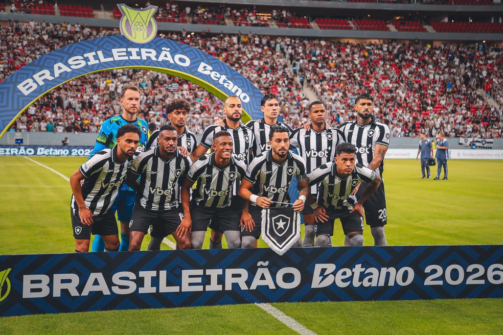 Time do Botafogo posado antes de enfrentar o Internacional no Mané Garrincha — Foto: Luciano Mascarenhas/RP FOTOPRESS/AGIF