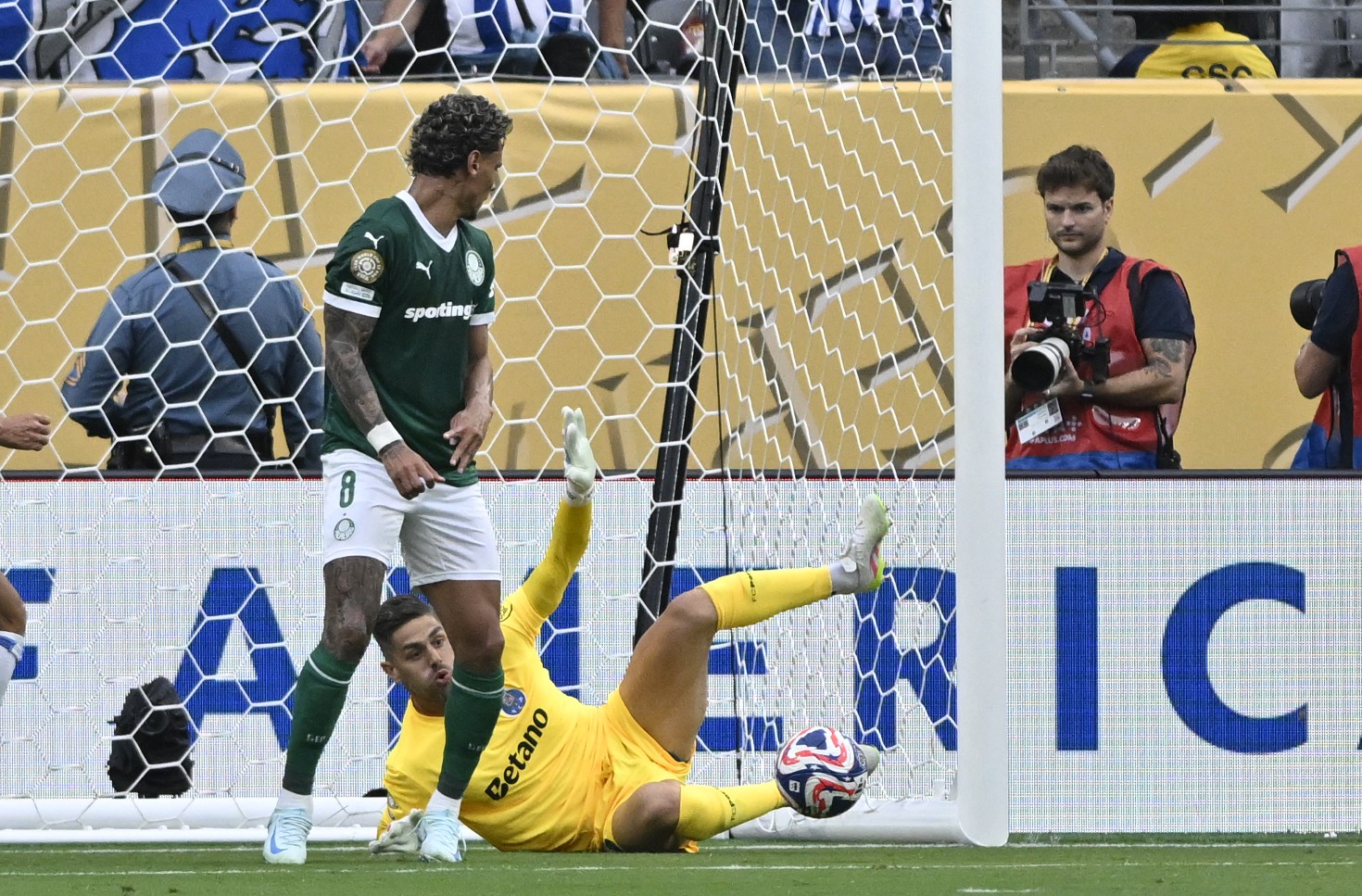 INACREDITÁVEL! Palmeiras desperdiça três oportunidades de gol em sequência contra o Porto