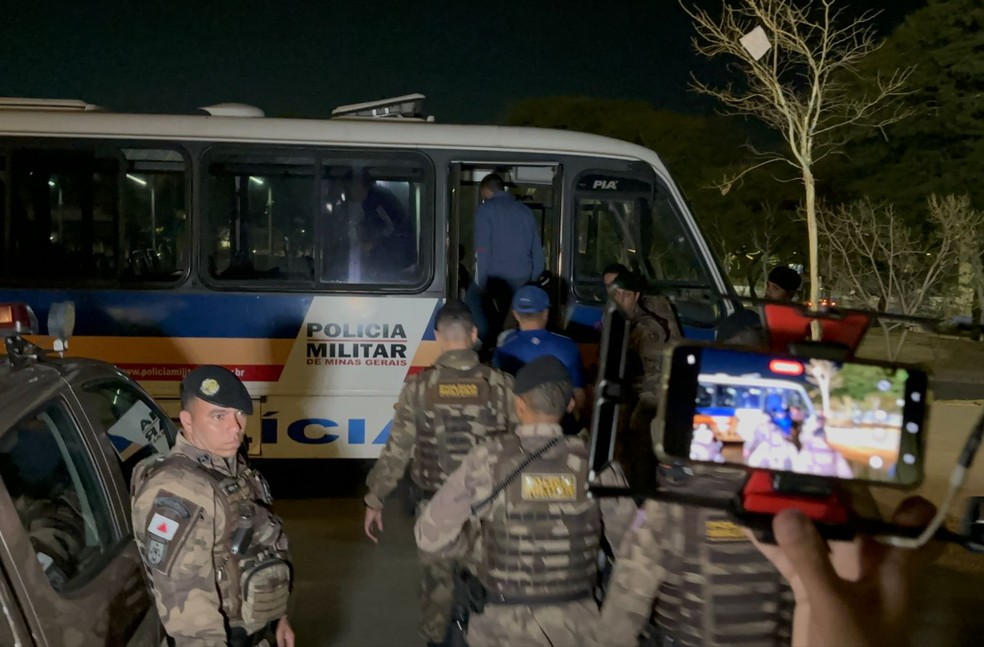 Torcedores e familiares de Kaio Jorge são conduzidos após confusão — Foto: Guilherme Macedo