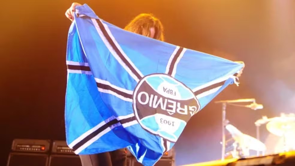 Ozzy Osbourne com a bandeira do Grêmio em show no Gigantinho — Foto: Ricardo Duarte / Agência RBS