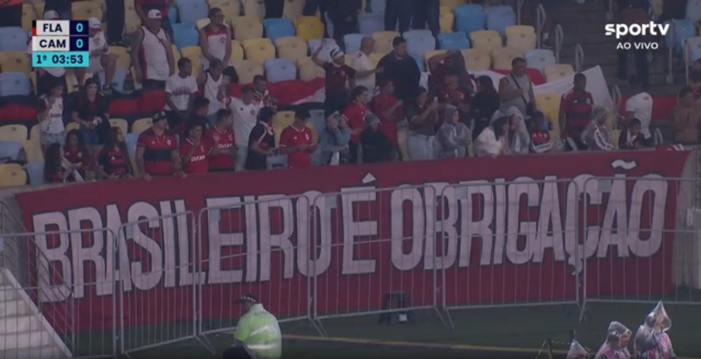 Faixa de "Brasileiro é obrigação" na torcida do Flamengo após queda na Libertadores — Foto: Reprosução / sportv