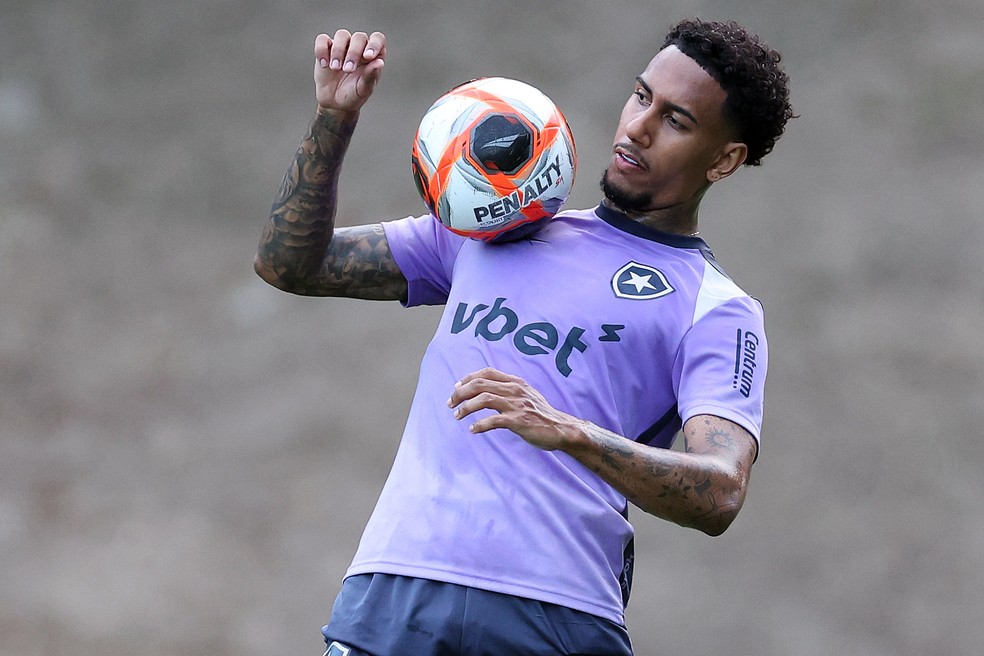 Rwan Cruz em treino do Botafogo — Foto: Vitor Silva / Botafogo
