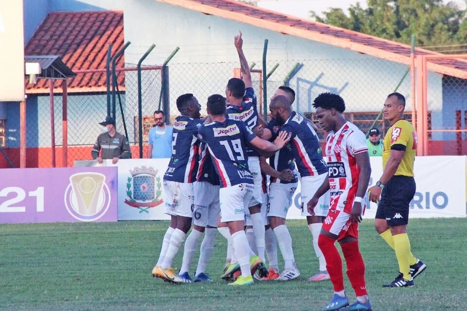 Torcedores do Nice atiram objetos no campo, invadem, brigam e param jogo  contra Olympique, futebol francês