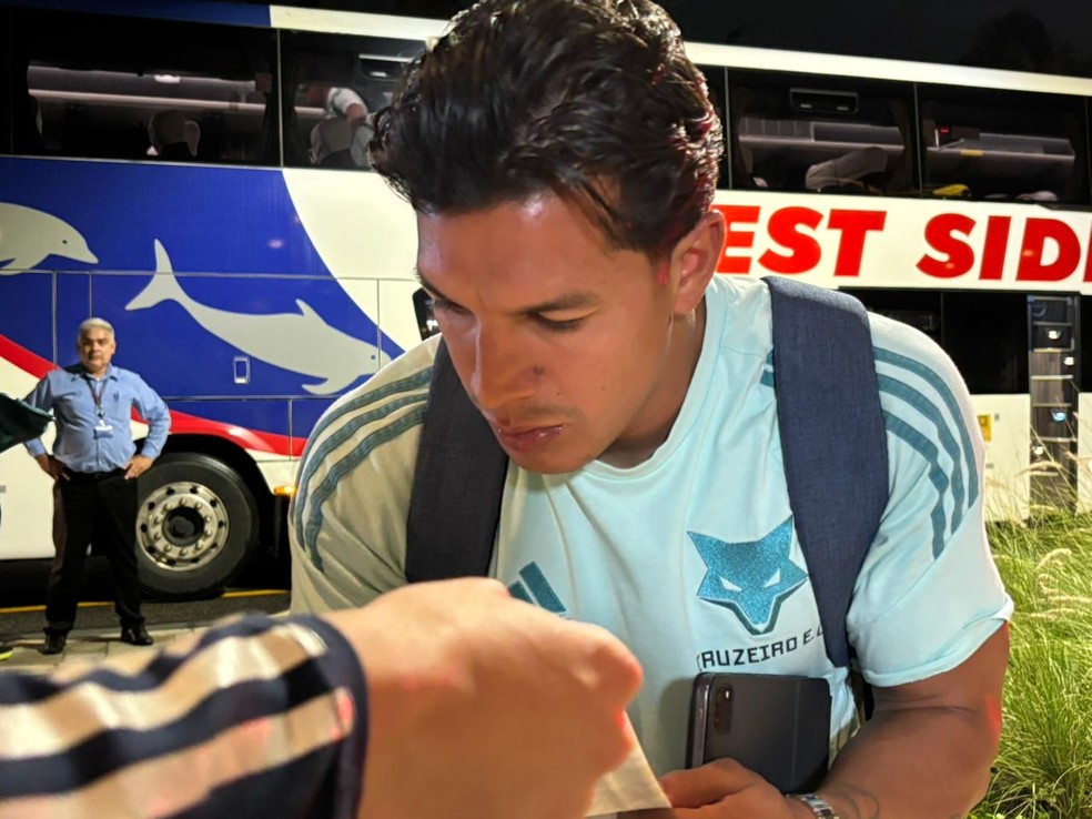 Lucas Romero viaja com o Cruzeiro, mesmo suspenso