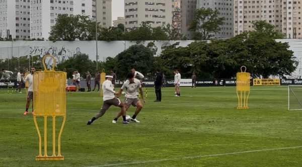 Memphis realiza drible impressionante em treino do Corinthians.
