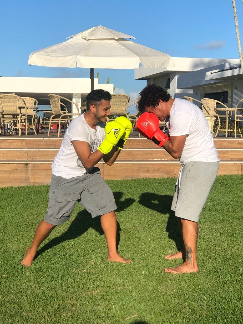 pai e filho praticando boxe 