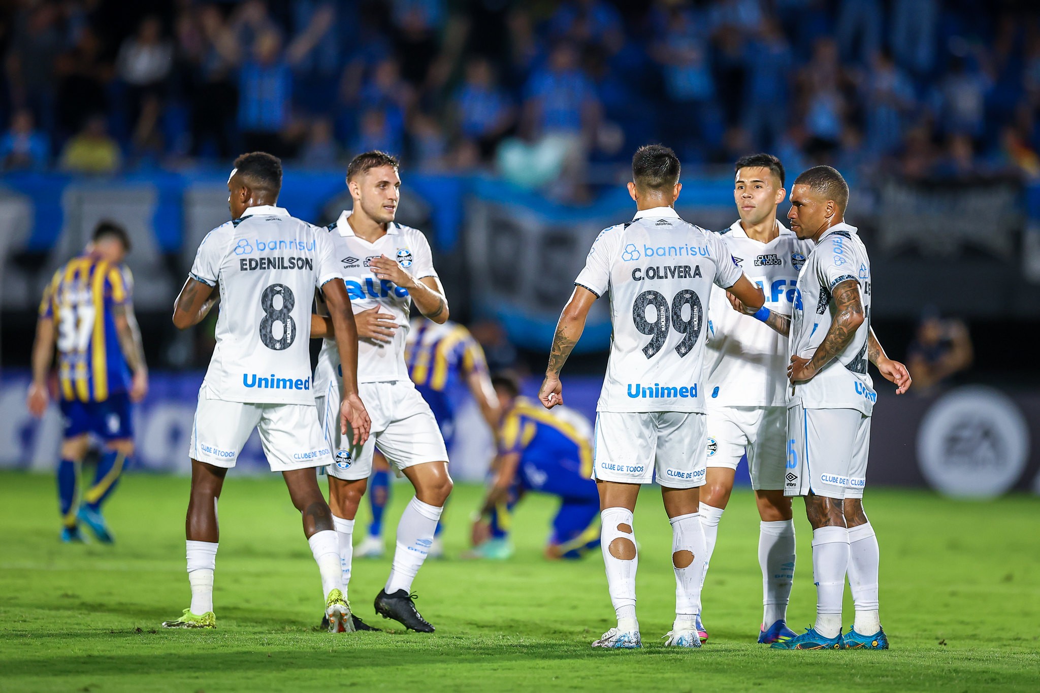 Atacantes Decisivos na Estreia do Grêmio na Sul-Americana: Avalie Suas Atuações