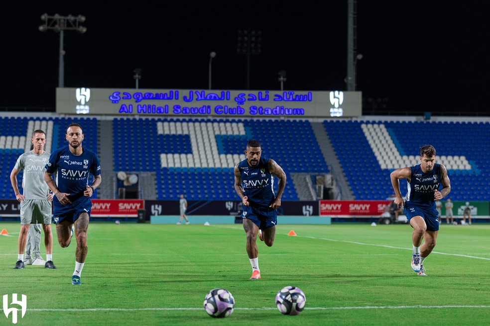 Neymar (à esquerda) durante treino do Al-Hilal — Foto: Divulgação / Al-Hilal