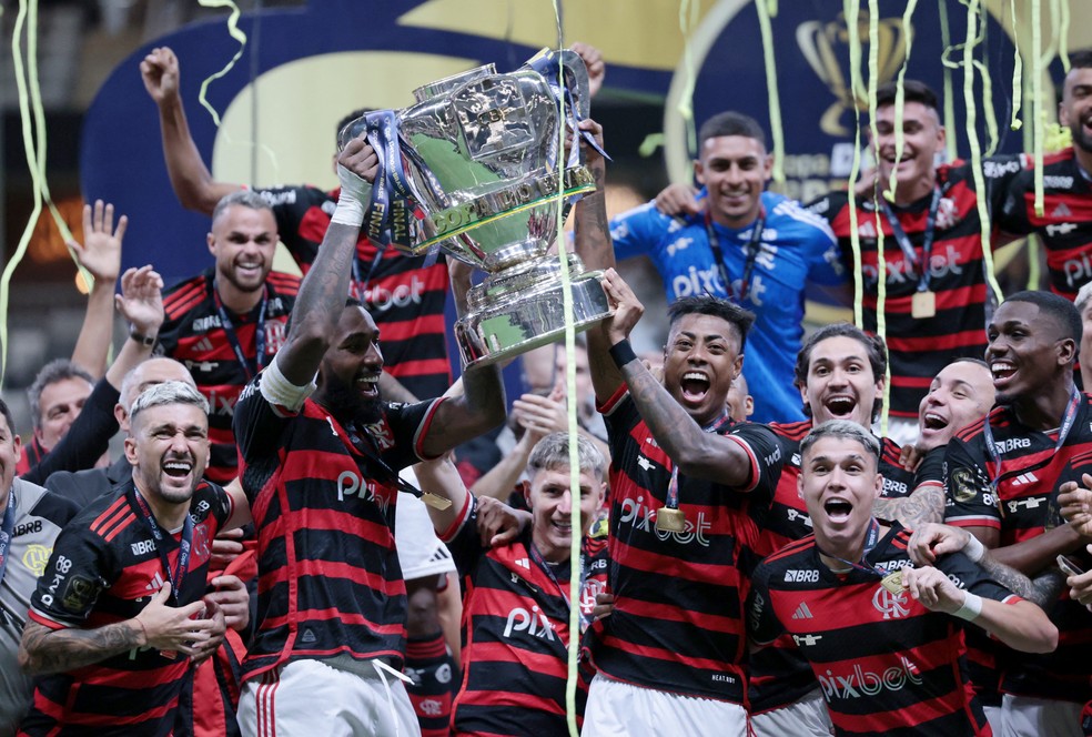 Flamengo ergue taça de campeão da Copa do Brasil após vitória contra o Atlético-MG — Foto: Cris Mattos/Reuters