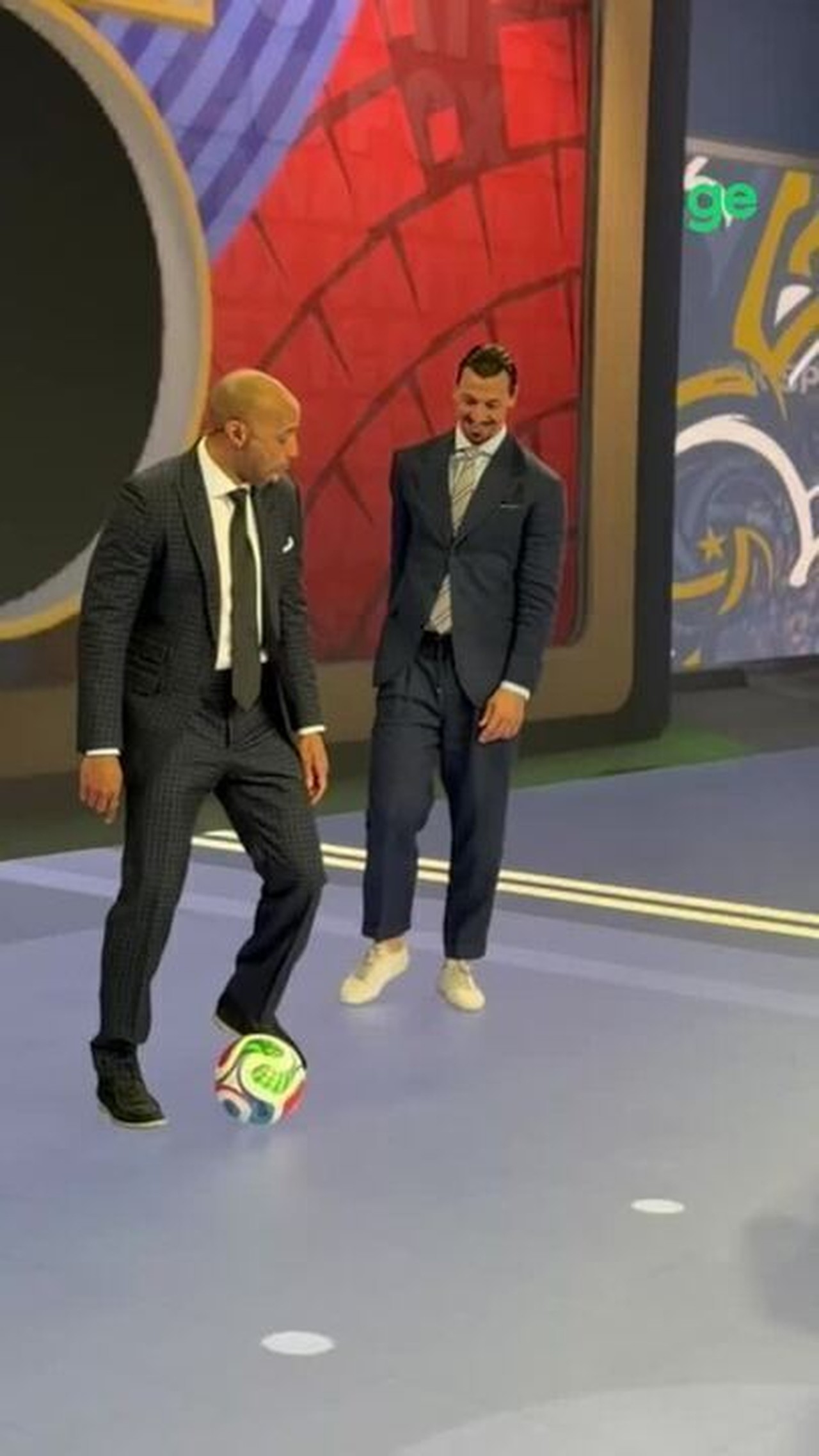 Henry e Ibrahimović: show de embaixadinhas em estúdio de TV