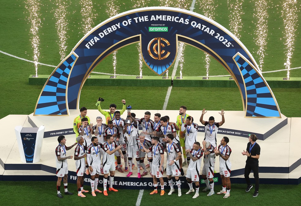 Flamengo levanta taa do Drbi das Amricas aps vitria contra o Cruz Azul na Copa Intercontinental ? Foto: Mohamed Farag - FIFA/FIFA via Getty Images