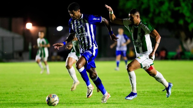 Tiago Marques faz um golaço pelo CSA contra o Murici