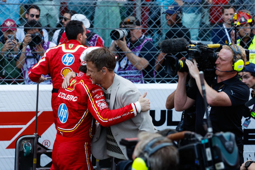 Jenson Button abraça Charles Leclerc no GP de Mônaco da F1 em 2024 — Foto: Glenn Dunbar/LAT Images