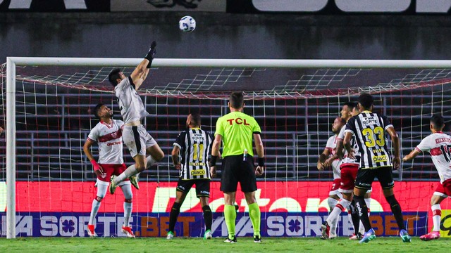 CRB x Santos, no Estádio Rei Pelé: Matheus Albino defende