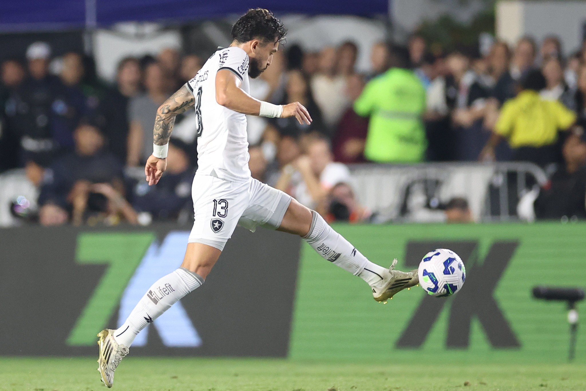 Alex Telles não tem lesão constatada, mas situação vira alerta no Botafogo com sequência pós-Copa de Clubes