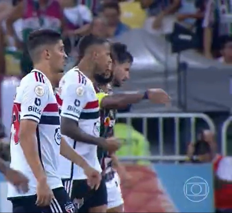 Marcelo dá tapa em Diego Costa, em Fluminense x São Paulo — Foto: Reprodução