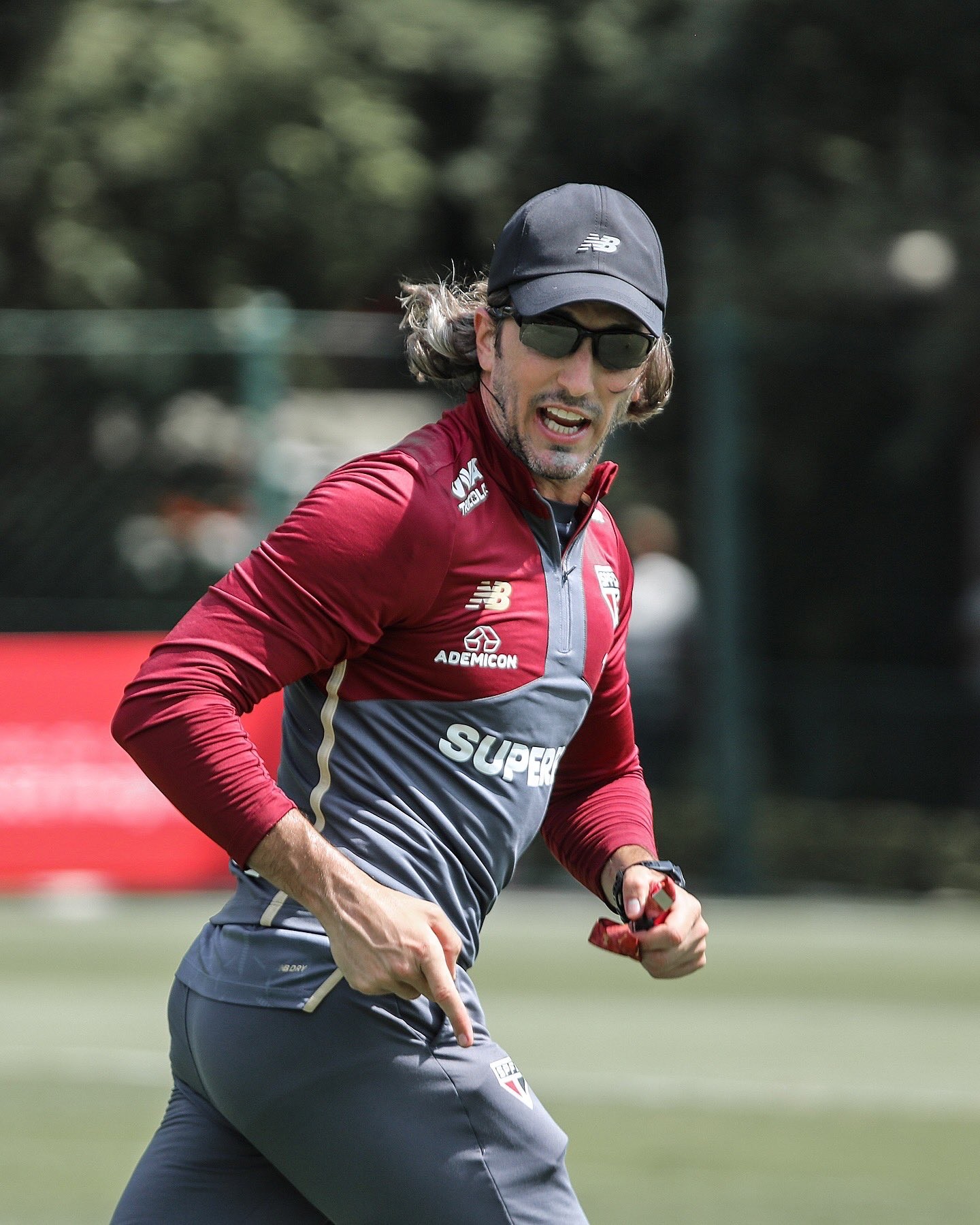 Zubeldía celebra um ano no São Paulo em clássico decisivo sob pressão da torcida