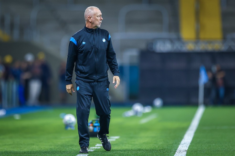 Mano Menezes em campo contra o Fluminense — Foto: Lucas Uebel/Divulgação Grêmio