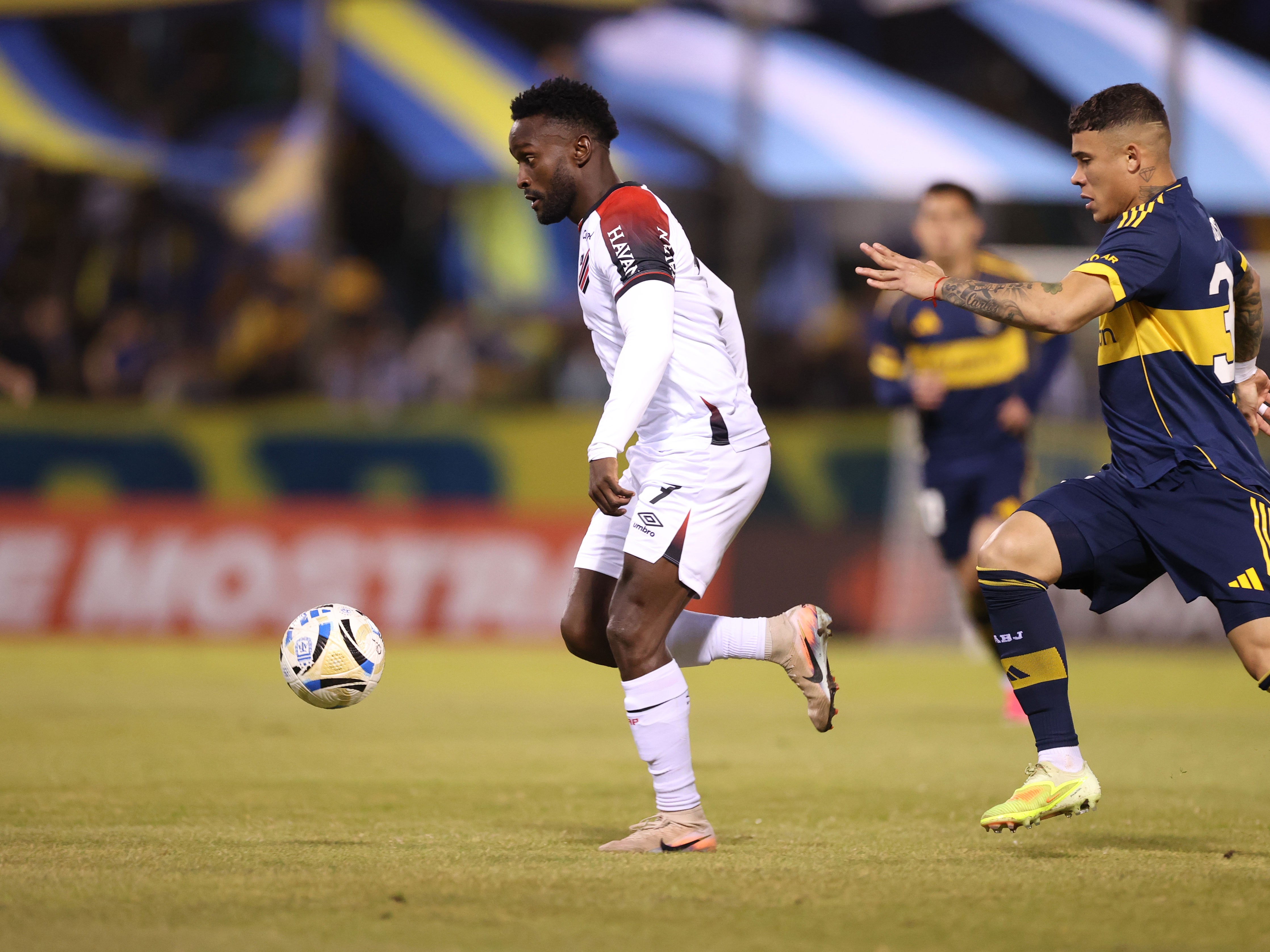 Athletico quase não cria contra o Boca no primeiro tempo, e expulsão muda etapa final; análise
