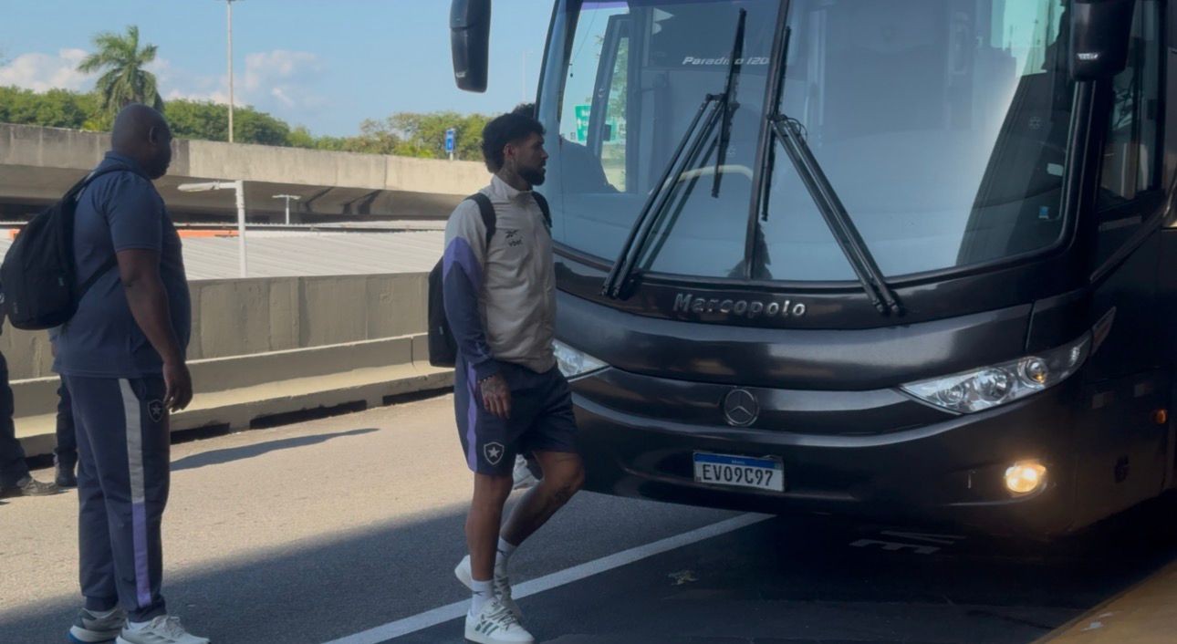 Textor ganha lata de cerveja de torcedor em Brasília e vira num gole Veja vídeo