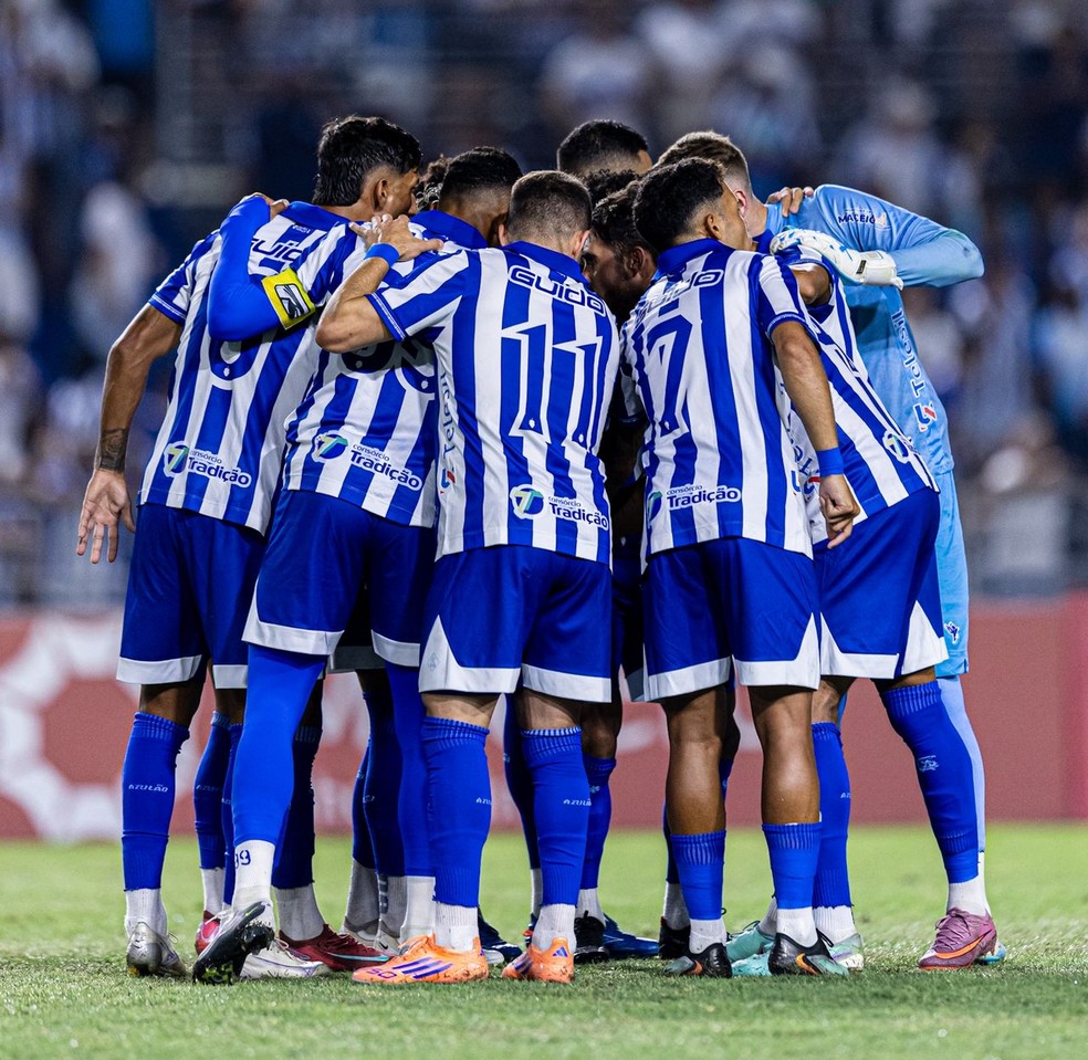 Jogadores do CSA na corrente antes do jogo contra o Penedense — Foto: Allan Max/ASCOM CSA