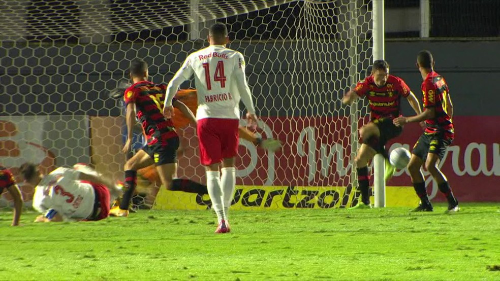 Campo de futebol americano rende piadas em jogo da Seleção Brasileira -  Lance!