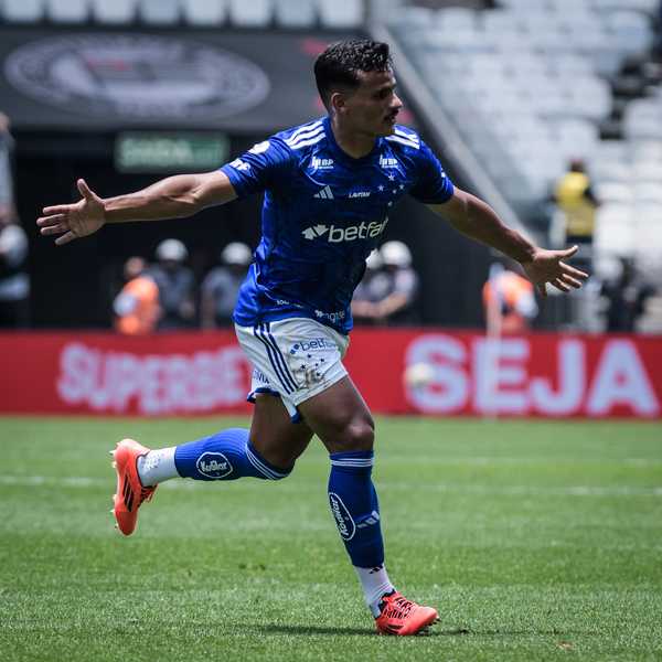 Jovem Kaiki, cria do Cruzeiro, marca seu primeiro gol profissional no clube.